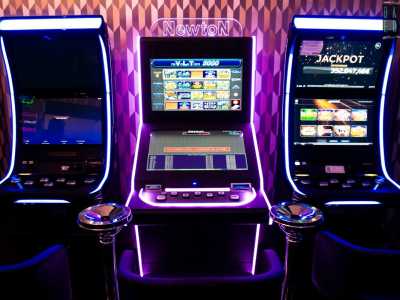 ...e i colori delle slot machine che affollano la sala interna
